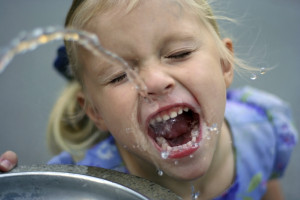 peuters-leren-water-drinken